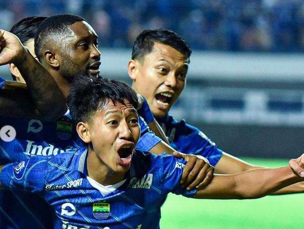 Persib Bandung Terus Pepet Ketat Persebaya Surabaya di Puncak Klasemen Liga 1 2024-2025, Begini Reaksi Beckham Putra Persib Bandung Terus Pepet Ketat Persebaya Surabaya di Puncak Klasemen Liga 1 2024-2025, Begini Reaksi Beckham Putra