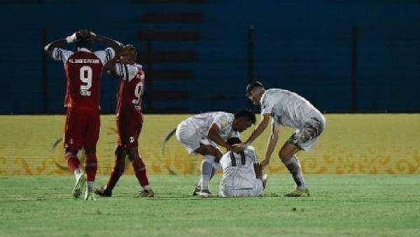 Detik-Detik Dedi Kusnandar Cedera Horor saat Persib Vs Barito Putera, Langsung Dibawa Ambulans Detik-Detik Dedi Kusnandar Cedera Horor saat Persib Vs Barito Putera, Langsung Dibawa Ambulans