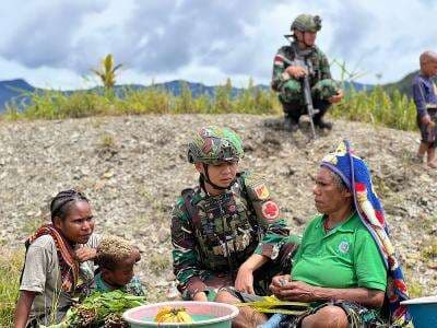 Borong Hasil Bumi Mama Papua dan Berikan Pengobatan Gratis Satgas Yonif 715/Mtl Lakukan Pendekatan ke Masyarakat Puncak Jaya Borong Hasil Bumi Mama Papua dan Berikan Pengobatan Gratis Satgas Yonif 715/Mtl Lakukan Pendekatan ke Masyarakat Puncak Jaya