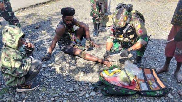 Satgas Yonif 715/Mtl Laksanakan Pengobatan Keliling Gratis, Dengar Langsung Keluhan Warga Satgas Yonif 715/Mtl Laksanakan Pengobatan Keliling Gratis, Dengar Langsung Keluhan Warga