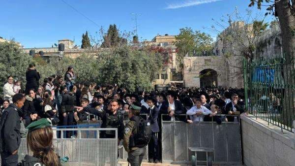 Pertama Kali, Israel Izinkan Ratusan Orang Yahudi Masuk dan Berdoa di dalam Masjid Al-Aqsa Pertama Kali, Israel Izinkan Ratusan Orang Yahudi Masuk dan Berdoa di dalam Masjid Al-Aqsa
