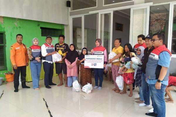 Pertamina Patra Niaga Regional JBB Salurkan Bantuan Korban Banjir di Bandung Pertamina Patra Niaga Regional JBB Salurkan Bantuan Korban Banjir di Bandung