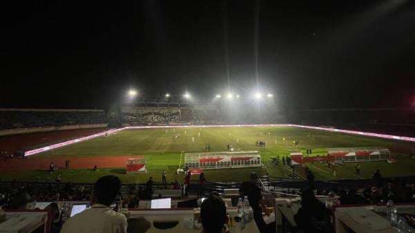 Listrik Padam, Laga Arema FC Vs Oxford United Piala Presiden 2025 Dihentikan Sementara Listrik Padam, Laga Arema FC Vs Oxford United Piala Presiden 2025 Dihentikan Sementara