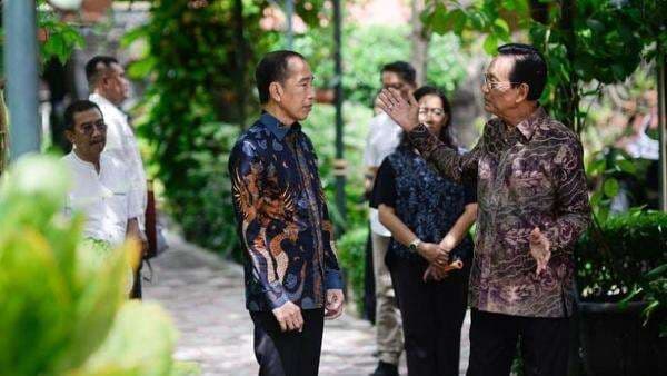 Makna Lokasi, Hari dan Batik saat Pertemuan Ngarso Dalem Sri Sultan HB X dengan Jokowi Makna Lokasi, Hari dan Batik saat Pertemuan Ngarso Dalem Sri Sultan HB X dengan Jokowi