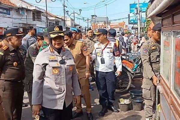 Usai Disidak Dedi Mulyadi, Jalur Wisata Trusmi Dibersihkan dari PKL dan Parkir Liar Usai Disidak Dedi Mulyadi, Jalur Wisata Trusmi Dibersihkan dari PKL dan Parkir Liar