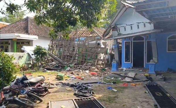 Bocah di Pasuruan Tewas Dianiaya Tetangga, Warga Rusak 2 Rumah dan 3 Motor Pelaku Bocah di Pasuruan Tewas Dianiaya Tetangga, Warga Rusak 2 Rumah dan 3 Motor Pelaku