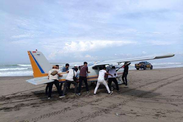 Pesawat Capung Mendarat Darurat di Pantai Pangandaran Akibat Gagal Mesin Pesawat Capung Mendarat Darurat di Pantai Pangandaran Akibat Gagal Mesin