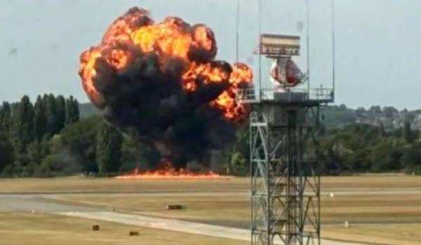 Pesawat Jatuh dan Meledak di Bandara London Pesawat Jatuh dan Meledak di Bandara London