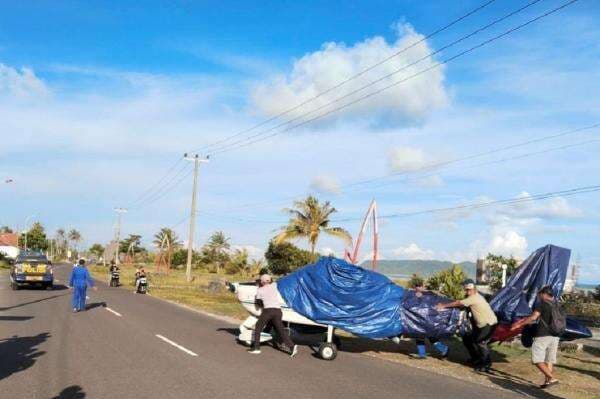 Pesawat Mendarat Darurat di Pantai Pangandaran, 2 Orang Dilarikan ke Rumah Sakit Pesawat Mendarat Darurat di Pantai Pangandaran, 2 Orang Dilarikan ke Rumah Sakit