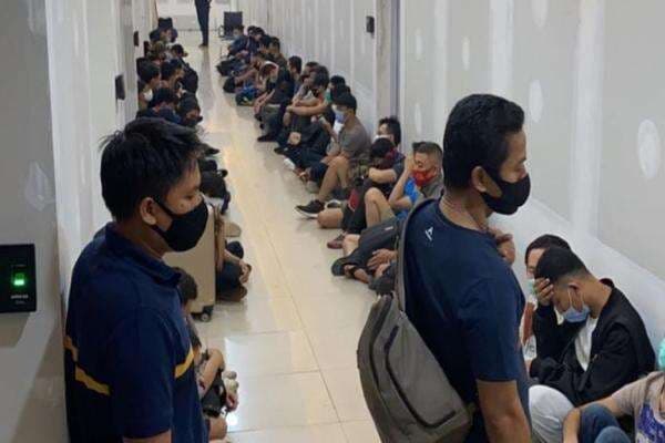 Pesta Gay di Vila Puncak Bogor Digerebek, 74 Pria Ditangkap Pesta Gay di Vila Puncak Bogor Digerebek, 74 Pria Ditangkap