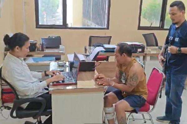 Menyamar Jadi Petugas Bansos, Pria di Bandar Lampung Gasak Emas Lansia 75 Gram Menyamar Jadi Petugas Bansos, Pria di Bandar Lampung Gasak Emas Lansia 75 Gram