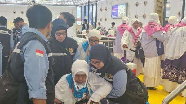 Jamaah Haji Indonesia Gelombang II Tiba di Bandara Jeddah, Petugas Sigap Berikan Bantuan Jamaah Haji Indonesia Gelombang II Tiba di Bandara Jeddah, Petugas Sigap Berikan Bantuan