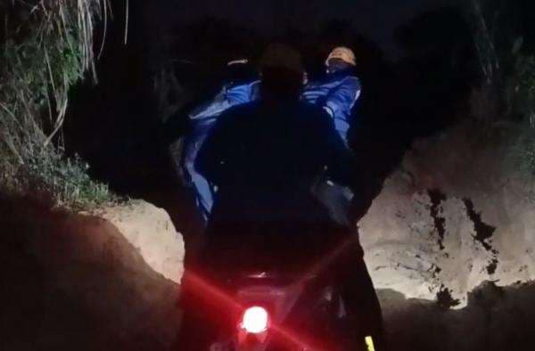 Kurir Paket Tersesat di Gunung Hambalang, Petugas Damkar Turun Tangan Kurir Paket Tersesat di Gunung Hambalang, Petugas Damkar Turun Tangan