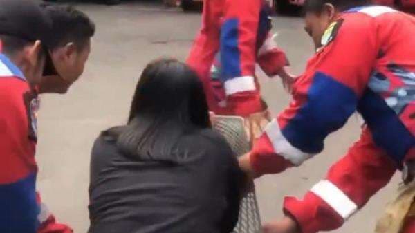 Viral Tindik Hidung Perempuan Ini Tersangkut di Kursi, Damkar Turun Tangan Viral Tindik Hidung Perempuan Ini Tersangkut di Kursi, Damkar Turun Tangan