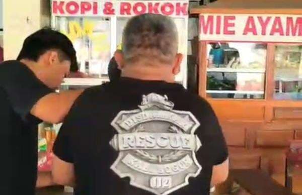 Pria Tersedak Bakso, Petugas Damkar Bogor Turun Tangan Pria Tersedak Bakso, Petugas Damkar Bogor Turun Tangan