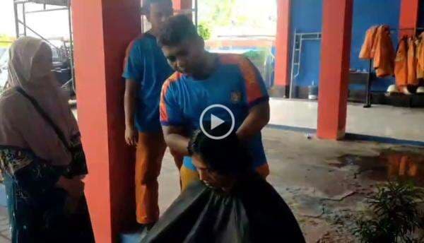 Ketika Petugas Damkar Jadi Tukang Cukur Dadakan untuk Pria Depresi Ketika Petugas Damkar Jadi Tukang Cukur Dadakan untuk Pria Depresi