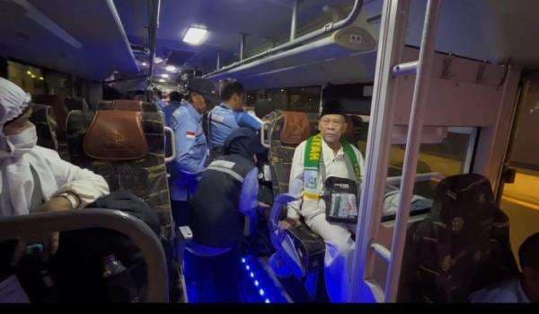 Ketika Nama Petugas Haji Diselipkan dalam Doa Jamaah Lansia, Sebuah Ikatan Hati di Tanah Suci Ketika Nama Petugas Haji Diselipkan dalam Doa Jamaah Lansia, Sebuah Ikatan Hati di Tanah Suci