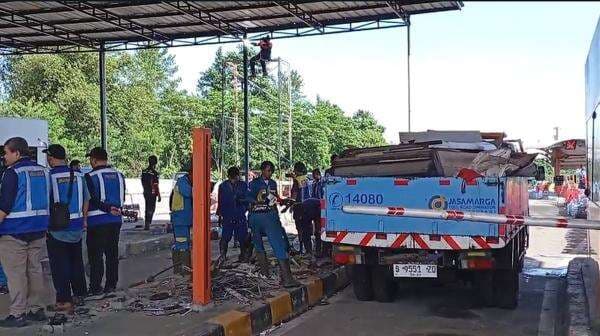 Begini Situasi Terkini Lokasi Kecelakaan Maut di GT Ciawi 2 Bogor, Petugas Jasamarga Bersihkan Puing Begini Situasi Terkini Lokasi Kecelakaan Maut di GT Ciawi 2 Bogor, Petugas Jasamarga Bersihkan Puing