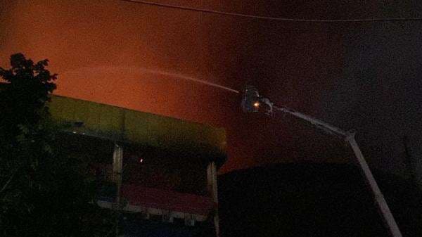 Petugas Damkar Kerahkan Bronto Skylift Padamkan Kebakaran Glodok Plaza Petugas Damkar Kerahkan Bronto Skylift Padamkan Kebakaran Glodok Plaza