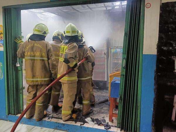 Kantin SMPN 188 Ciracas Jaktim Terbakar, Penyebab Kebakaran Diselidiki Kantin SMPN 188 Ciracas Jaktim Terbakar, Penyebab Kebakaran Diselidiki