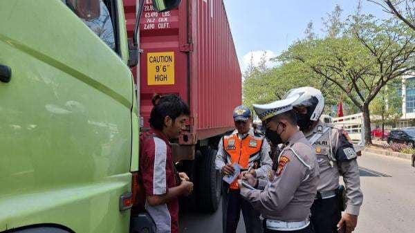 Langgar Jam Operasional, Puluhan Truk di Tangsel Ditindak Petugas Langgar Jam Operasional, Puluhan Truk di Tangsel Ditindak Petugas
