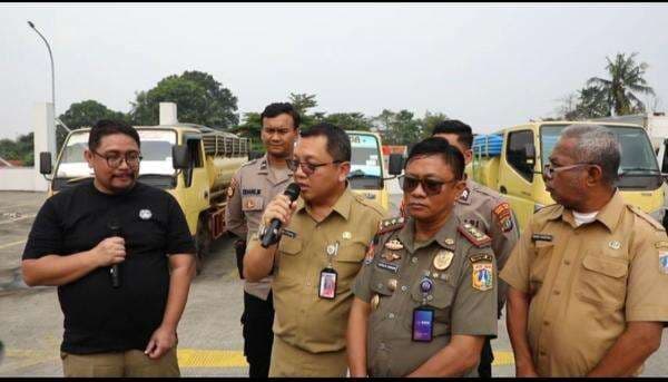 Sopir dan Pemilik Truk Tinja yang Buang Limbah ke Selokan Jaktim Ditangkap! Sopir dan Pemilik Truk Tinja yang Buang Limbah ke Selokan Jaktim Ditangkap!