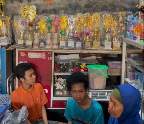 Dikira Jualan, Rumah Penuh Piala Ini Ternyata Milik Siswa Berprestasi Dikira Jualan, Rumah Penuh Piala Ini Ternyata Milik Siswa Berprestasi