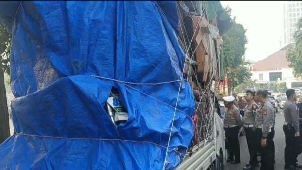 Aksi Kejar-kejaran Polisi dan Pick Up Overload, Tabrak Lapak Pedagang hingga Mobil Patroli Aksi Kejar-kejaran Polisi dan Pick Up Overload, Tabrak Lapak Pedagang hingga Mobil Patroli