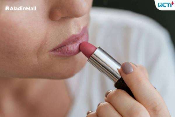 Pilihan Warna Lipstik untuk Bibir Gelap, Merah hingga Deep Brown Pilihan Warna Lipstik untuk Bibir Gelap, Merah hingga Deep Brown