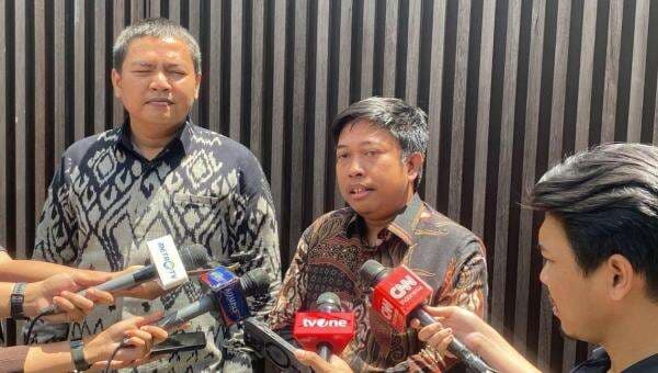 Sambangi Rumah Pramono, KPUD Antar Undangan Penetapan Gubernur Jakarta Terpilih Sambangi Rumah Pramono, KPUD Antar Undangan Penetapan Gubernur Jakarta Terpilih