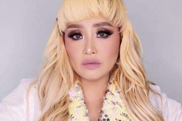 Pinkan Mambo Disuruh Suami Ngamen di Jalanan dan Diolok-Olok, Netizen Emosi Pinkan Mambo Disuruh Suami Ngamen di Jalanan dan Diolok-Olok, Netizen Emosi