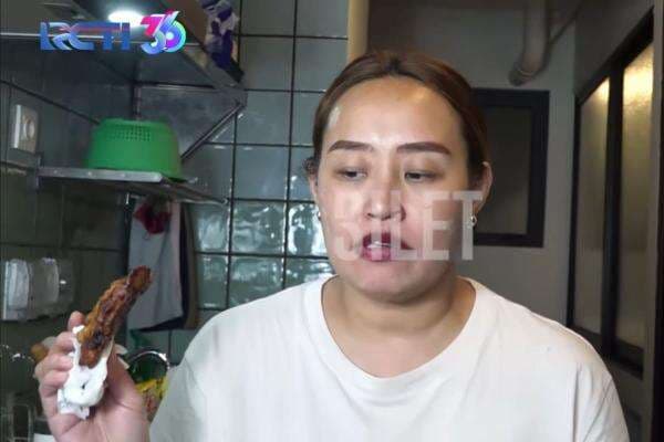 Pinkan Mambo Jual Pisang Goreng Rp5 Juta, Bentuknya Malah Disebut Mirip Pengganjal Pintu Pinkan Mambo Jual Pisang Goreng Rp5 Juta, Bentuknya Malah Disebut Mirip Pengganjal Pintu