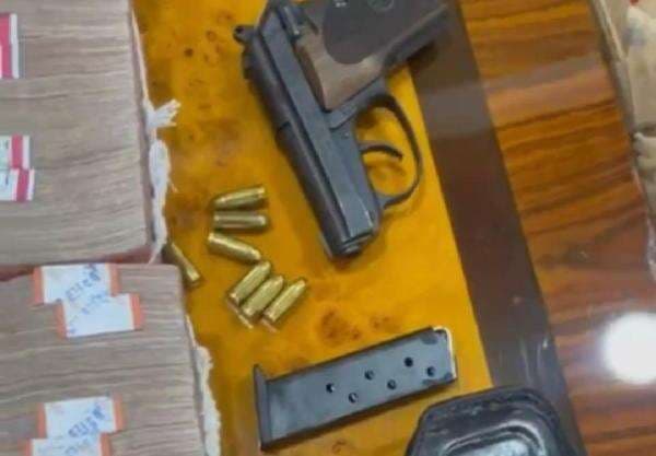 Foto-Foto Penampakan Uang Rp2,8 Miliar dan Pistol yang Disita KPK dari Rumah Kadis PUPR Sumut Foto-Foto Penampakan Uang Rp2,8 Miliar dan Pistol yang Disita KPK dari Rumah Kadis PUPR Sumut