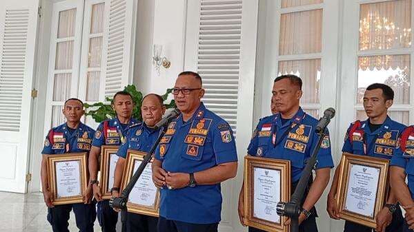 Gaji Petugas Pemadam Kebakaran di Jakarta Naik, Jadi Rp6,4 Juta per Bulan Gaji Petugas Pemadam Kebakaran di Jakarta Naik, Jadi Rp6,4 Juta per Bulan