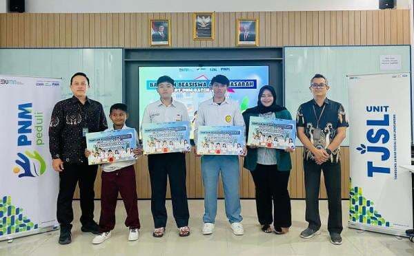 Wujudkan Masa Depan Cerah, PNM Salurkan Beasiswa Pendidikan bagi 2.800 Anak Nasabah Wujudkan Masa Depan Cerah, PNM Salurkan Beasiswa Pendidikan bagi 2.800 Anak Nasabah