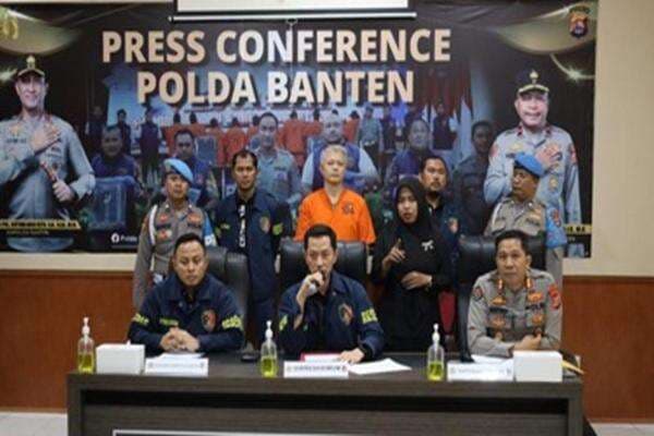 Polda Banten Tangkap Charlie Chandra Tersangka Kasus Dugaan Pemalsuan Surat Kawasan PIK 2 Polda Banten Tangkap Charlie Chandra Tersangka Kasus Dugaan Pemalsuan Surat Kawasan PIK 2