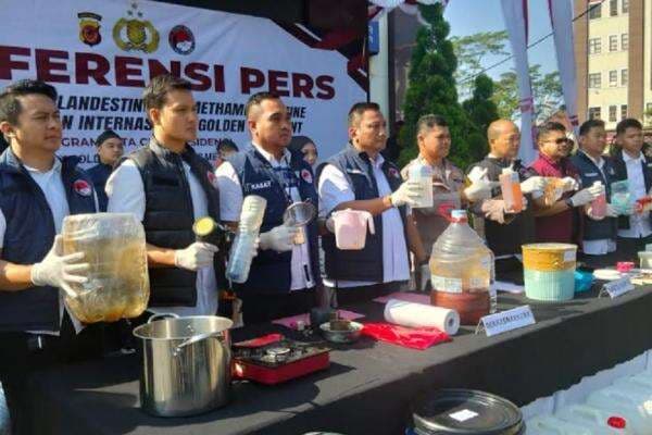 Polda Jabar Gerebek Pabrik Sabu Sindikat Narkoba Golden Crescent, 1 Warga Iran Ditangkap Polda Jabar Gerebek Pabrik Sabu Sindikat Narkoba Golden Crescent, 1 Warga Iran Ditangkap