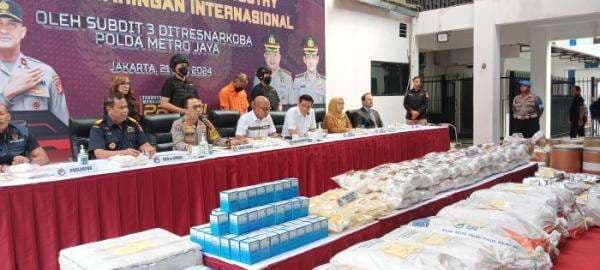 Polda Metro Bongkar Kasus Home Industri Narkoba, 2.5 Juta Tablet Disita Polda Metro Bongkar Kasus Home Industri Narkoba, 2.5 Juta Tablet Disita