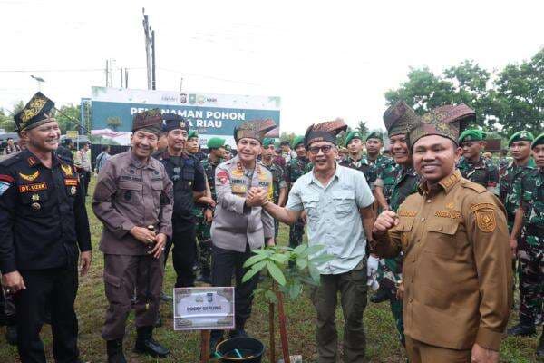 Polda Riau Inisiasi Aksi Tanam Pohon, Melindungi Tuah Menjaga Marwah Polda Riau Inisiasi Aksi Tanam Pohon, Melindungi Tuah Menjaga Marwah