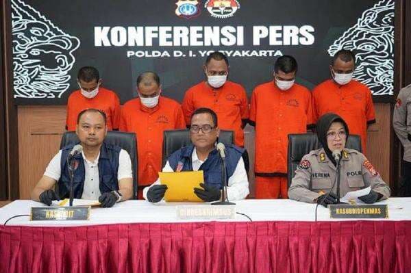 DPR Heran Polda DIY Tangkap 5 Pemain Judol: Harusnya Bandar yang Disikat DPR Heran Polda DIY Tangkap 5 Pemain Judol: Harusnya Bandar yang Disikat