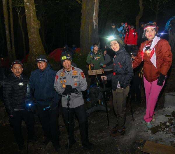 Sambut HUT ke-80 RI, Polda Jabar Kibarkan Bendera Merah Putih di Puncak Gunung Ciremai Sambut HUT ke-80 RI, Polda Jabar Kibarkan Bendera Merah Putih di Puncak Gunung Ciremai