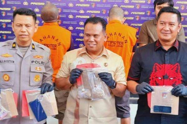 Jual Emas Ilegal 1,2 Kg Senilai Rp2 Miliar, 2 Warga Merangin Ditangkap Polisi Jual Emas Ilegal 1,2 Kg Senilai Rp2 Miliar, 2 Warga Merangin Ditangkap Polisi