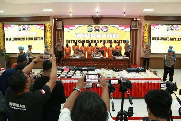 Polri Ungkap Peredaran Narkoba di Samarinda-Balikpapan, 8 Orang Ditetapkan Tersangka Polri Ungkap Peredaran Narkoba di Samarinda-Balikpapan, 8 Orang Ditetapkan Tersangka