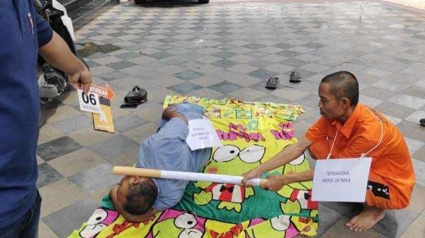 Polda Metro Rekonstruksi Kasus Ojol Dibunuh Teman di Bekasi, Peragakan 18 Adegan Polda Metro Rekonstruksi Kasus Ojol Dibunuh Teman di Bekasi, Peragakan 18 Adegan