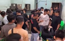 Polisi Gerebek Warnet di Medan, Amankan 16 Orang yang Bermain Judi Online