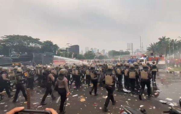 Polisi Tangkap 13 Orang dari Peringatan May Day di Depan DPR Polisi Tangkap 13 Orang dari Peringatan May Day di Depan DPR