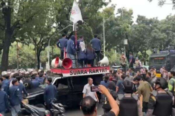 Polisi Tangkap 93 Mahasiswa Peserta Demo Ricuh di Depan Balai Kota Jakarta Polisi Tangkap 93 Mahasiswa Peserta Demo Ricuh di Depan Balai Kota Jakarta
