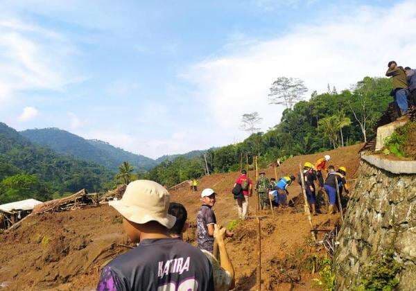 Polisi Terjunkan Tim DVI Identifikasi Korban Longsor di Bandung Barat Polisi Terjunkan Tim DVI Identifikasi Korban Longsor di Bandung Barat
