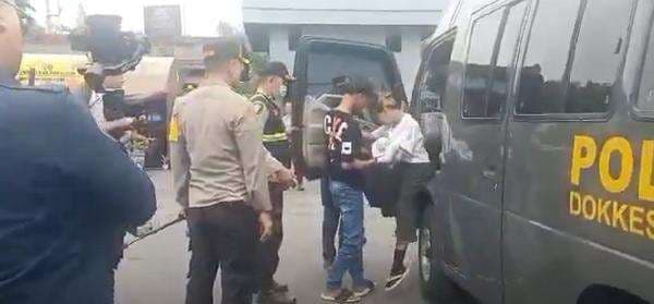 Gerak Cepat Polisi Bantu Ibu dan Bayi Berusia 5 Hari yang Kelelahan Mudik Gerak Cepat Polisi Bantu Ibu dan Bayi Berusia 5 Hari yang Kelelahan Mudik