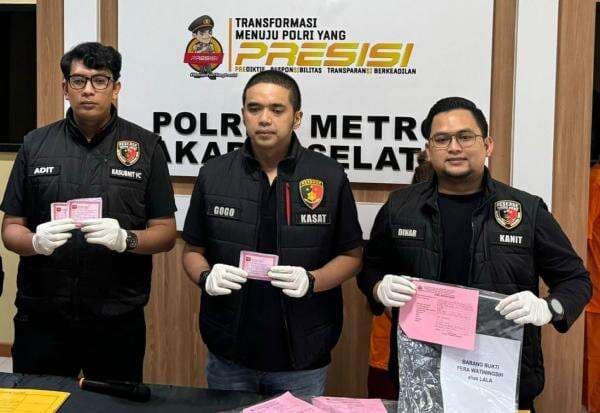 Rekrut 2 ABG Jadi LC, <i>Mami</i> di Sebuah Karaoke Kawasan Blok M Ditangkap Rekrut 2 ABG Jadi LC, <i>Mami</i> di Sebuah Karaoke Kawasan Blok M Ditangkap